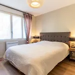 Superb Fully Renovated Semi-Detached House For 6 People