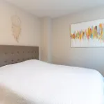 Superb Fully Renovated Semi-Detached House For 6 People