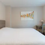 Superb Fully Renovated Semi-Detached House For 6 People
